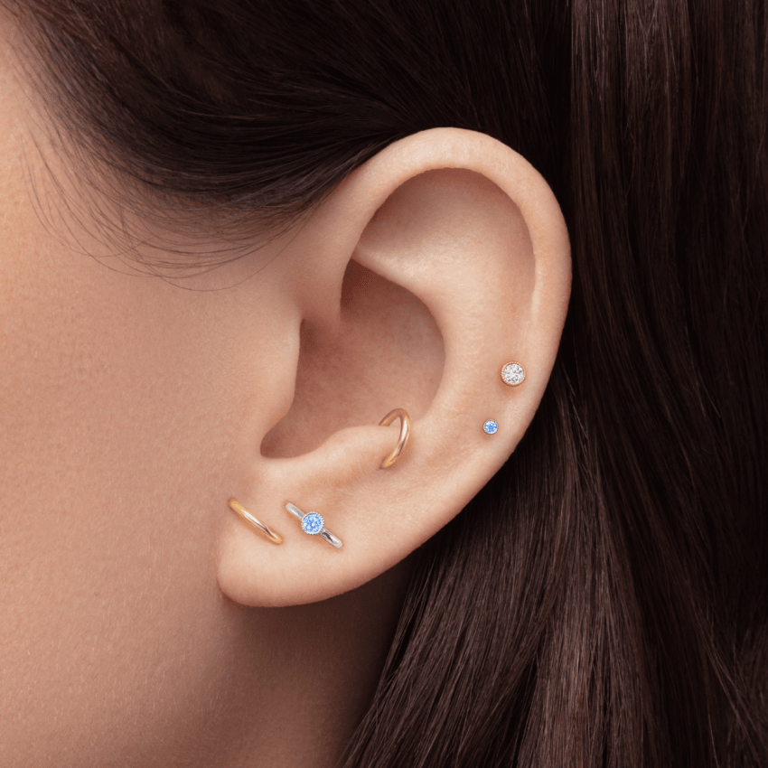 Scallop Set Light Blue Diamond Threaded Stud Earring